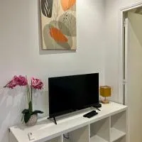 Chemin de fer adorable appartement, hotel in Gagny