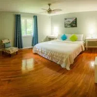 Bancroft Petals I Sleep 8 l BBQ l POOL, hotel en Bancroft