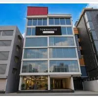 Super Townhouse Madhyamgram Chowmatha Bus Terminal Kolkata Formerly Star Guest House, hotel a Dohāri