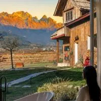 Lijiang Tennessee Moutain Lodge & cafe - A Luxury Farmstay with Jade Dragon Views at Baisha Village - Free Pick-up from Airport&Railway station for 3-Night Stays, hotel di Lijiang