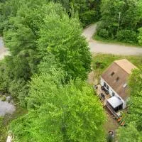 Waterfront home on Graham Lake with kayaks, bikes, firepit & fireplace, hotel em Mariaville