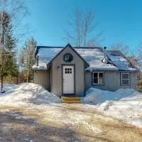 Cozy woodsy Cabin w/ a Deck, Firepit, Gas Grill, Free WiFi, & Full Kitchen, hotel in Greenville
