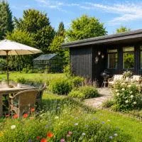 Cozy summer cottage with orangery close to Heatherhill and Beach, hotel v destinaci Vejby