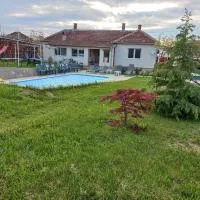 Kuća u selu sa bazenom i teniskim terenom za aktivan odmor, hotel u gradu Mionica
