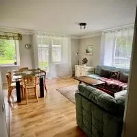 Vormsi Ohvitseride Maja korter nr 2, hotel u gradu Hullo