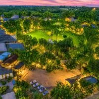 Sterling Padam Pench, hotel u gradu 'Khawāsa'