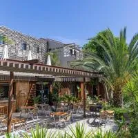 Hôtel les jardins du canal - piscine chauffée - solaire eco responsable - parking - garage - bornes électriques - accueil vélos - kids friendly โรงแรมในเอก-มอร์ต