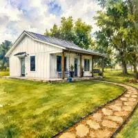 New Lux Cottage by Lake, King bed, Full Kit, Wi-Fi, hotel u gradu 'Shawnee'