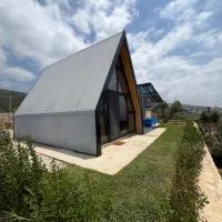 Moobs Sunset Cabins, מלון בבטרון