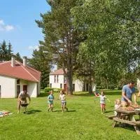Les Gîtes du Bois de Chelles, hotel u gradu La Chapelle-Geneste