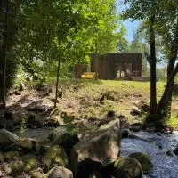 Chatek Skrzatek Kameralny domek nad rzeką, hotel en Młoty