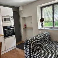 Petite maison privée de 33m2 Beaucouzé avec étang,博庫澤的飯店