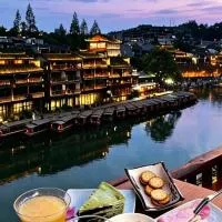Phoenix Ancient Hill Riverside View Hotel- Offers free one-way high-speed rail pick-up service - Afternoon tea - Self-service laundry - Baggage storage - Travel planning, hotel en Fenghuang