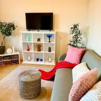 Bright two-room apartment with lake view, hotelli Lahdessa