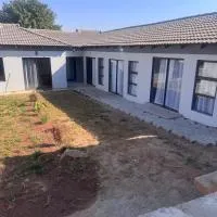 The Gardens view lodge، فندق في Bosbokrand