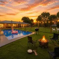 Luxe Farmhouse with solar heated pool and bbque Pet Friendly, hotel Larában
