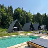 Ultra house будиночки в лісі біля гірської річки головне фото