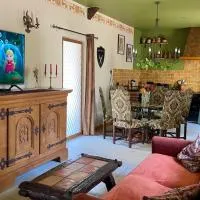 maison climatisée à thème médiéval avec baignoire balnéothérapie, hótel í Sens