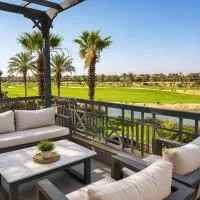 3BR Beachside Chalet Steps from Einbay Beach, hotel v destinaci Ain Soukhna