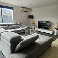 Charming 3BR Getaway Spacious & Relaxing, מלון בTarneit