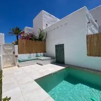 Dar Lisa - Charming authentic beachfront villa, hotel a Aghīr