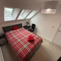 The Trinity - Double Bed Suite 2 with Study and Ensuite, M40 access, Heathrow Proximity, hotel di High Wycombe