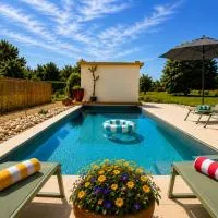 Villa 8 personnes avec piscine chauffée, Jardin de 6000 m2, 25mn de Lyon، فندق في Sainte-Euphémie