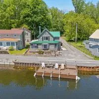 Riverside Cabin with Private Fishing Access!, hotel in Pulaski