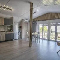 Sunny Home Loutraki is a modern studio with views of the bay and mountains with private parking, hôtel à Isthmia