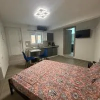 hidden modern studio، فندق في Vathý