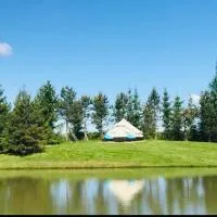 GLaMPLIFE,tünnisauna ja ujumisvõimalusega, hótel í Kasaritsa