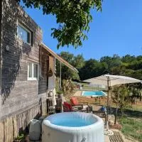 Viesnīca Tiny chouette et jacuzzi pilsētā Doulezon