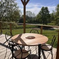 Studio indépendant au calme avec terrasse, hotel u gradu 'Bourg-le-Comte'