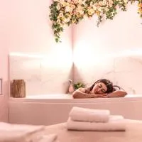 Almond Jacuzzi Suites - Private Indoor Jacuzzi - Self Check-In - Free & Easy Street Parking, hotell Thessaloníkis