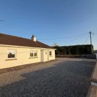 2 Bedroom House - Assumpta Place, hotelli kohteessa Foxford