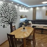 Modern downtown apartment with free parking, hotel Široki Brijegben