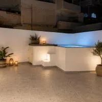 Pattys Desing Suites- Private Hot Tub with yard- Fira Center, hotel sa Firostefani