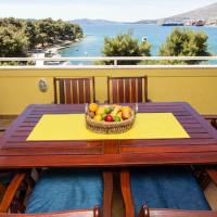 Spacious Apartment in Trogir with Parking, Hotel in Trogir