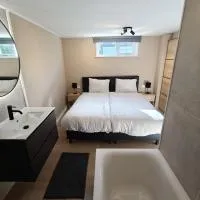 Luxe 6 persoons bungalow met 3 slaapkamers 2 badkamers en ensuite ligbad, hotel din Sint Maartensvlotbrug
