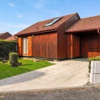 Chalet confortable à Giffaumont-Champaubert avec terrasse، فندق في جيفاومونت