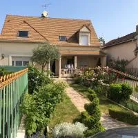 Appartement cosy à Sannois de 110 m² avec jardin clôturé, hotel a Sannois