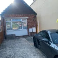 2 bedroom bungalow close to the sea, hotel em Felpham