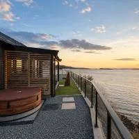 Sunset Island Retreat, Ocean Cabin with Hot Tub, viešbutis mieste Herland