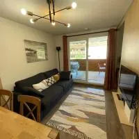 Cozy apartment with direct access to slopes, parking, large terrace, pool and hammam,阿洛斯的飯店