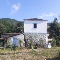 Traditional Stone House near Kavala, hotel in Amisianá