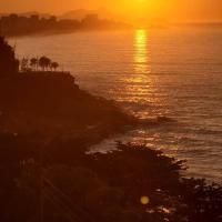 Oceanfront sunrise sleep to the sound of waves, hotell Rio de Janeiros