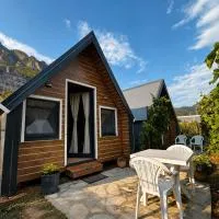 Koman Twin Cabins، فندق في Gushtë