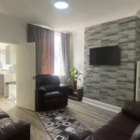 Spacious 4 bedroom house near M62، فندق في غول
