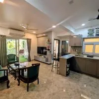The Palm Retreat Luxe 1bhk Near Thivim Station, hótel í Advolpale