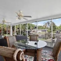 Boat Dock! 'Sunshine House' on St. Johns River、Astorのホテル